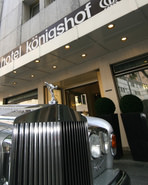 Hotel Köln - Das Hotel
                                                          Königshof -
                                                          Der Eingang
                                                          vom Hotel
                                                          Königshof in
                                                          Köln mit
                                                          hoteleigener
                                                          Rolls-Royce
                                                          Limousine -
                                                          Hotel in
                                                          Köln.