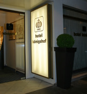 Hotel Köln - Das
                                                          Hotel
                                                          Königshof -
                                                          Der Eingang
                                                          vom Hotel
                                                          Königshof in
                                                          Köln bei Nacht
                                                          - Hotel in
                                                          Köln.